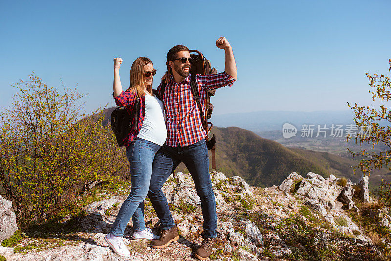 这对年轻夫妇征服了山顶