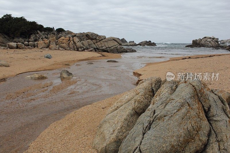 科西嘉岛的岩石海岸