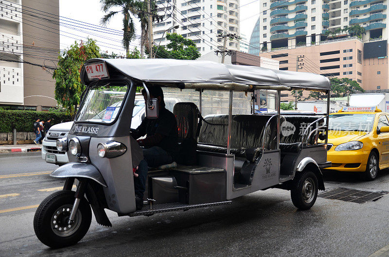 嘟嘟摩托出租车在曼谷唐人街的街道上