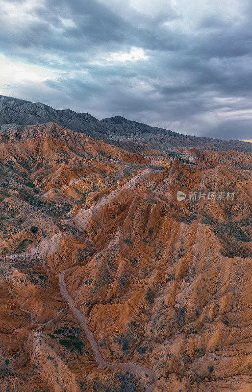 吉尔吉斯斯坦斯卡卡峡谷的风景全景鸟瞰图