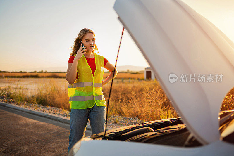 一个绝望的女人呼叫汽车援助