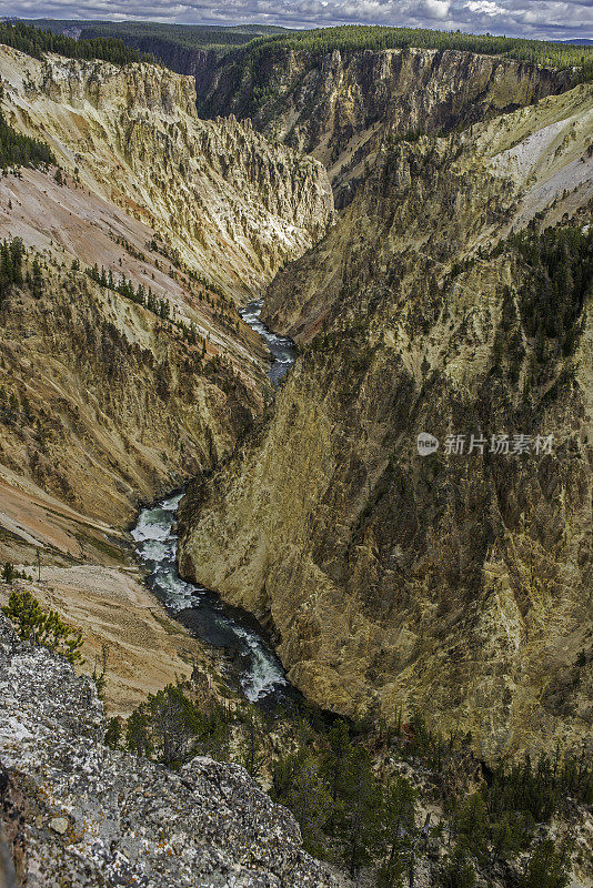 黄石大峡谷是位于怀俄明州黄石国家公园黄石瀑布下游的黄石河上的第一个大峡谷。显示出岩石的热液蚀变，使铁化合物呈现颜色。