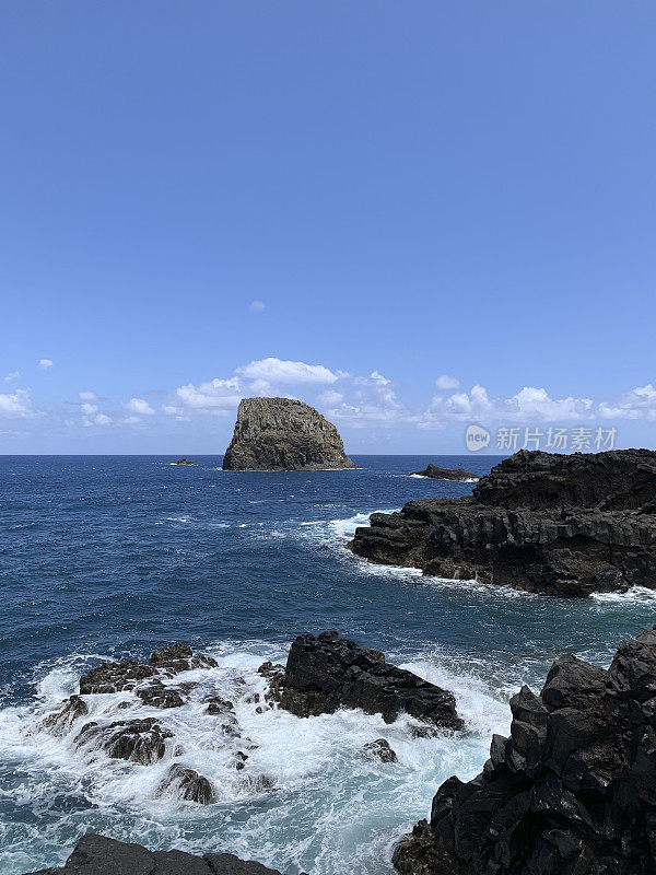 海浪冲击着马德拉岛海岸的波尔图达克鲁斯海滩