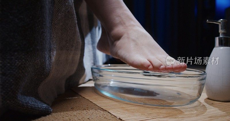 一个成熟女人的脚在家里洗脚