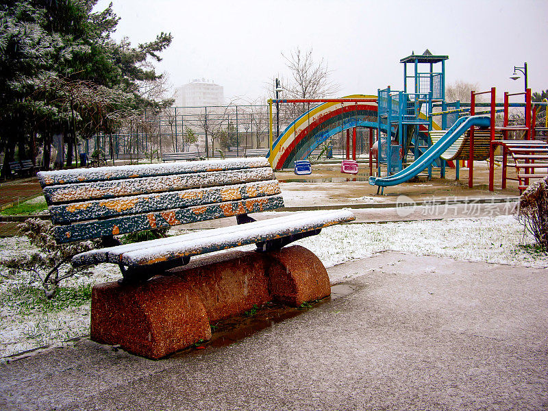 游乐场里被雪覆盖的滑梯