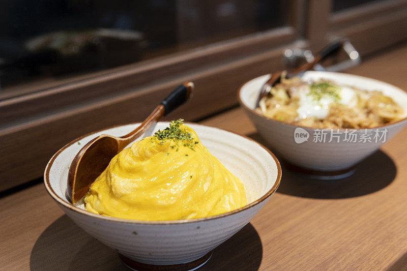 洋葱牛肉饭、温泉蛋和煎蛋卷饭