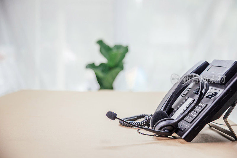通信支持，呼叫中心和客户服务帮助台。办公室电话设备与VOIP耳机。客户服务支持(呼叫中心)概念。