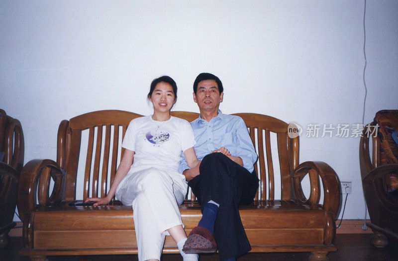 2000年中国父亲和女儿在家里真实生活老照片