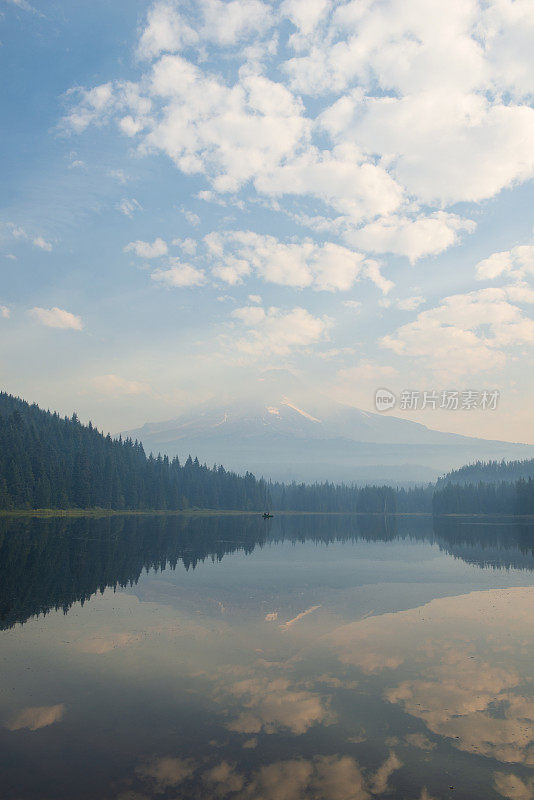 日出时的延龄湖，背景是胡德山