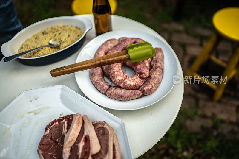 食物和饮料在家里烧烤