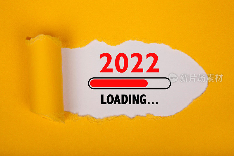 撕裂纸装载新年2022在白色背景