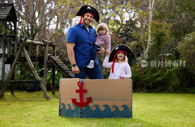 在院子外面，父亲和女儿们打扮成海盗的样子