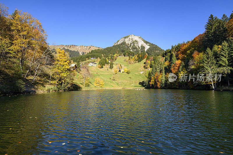 湖上有五颜六色的树和山