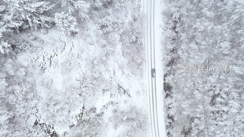 汽车在冬天的乡村道路上行驶