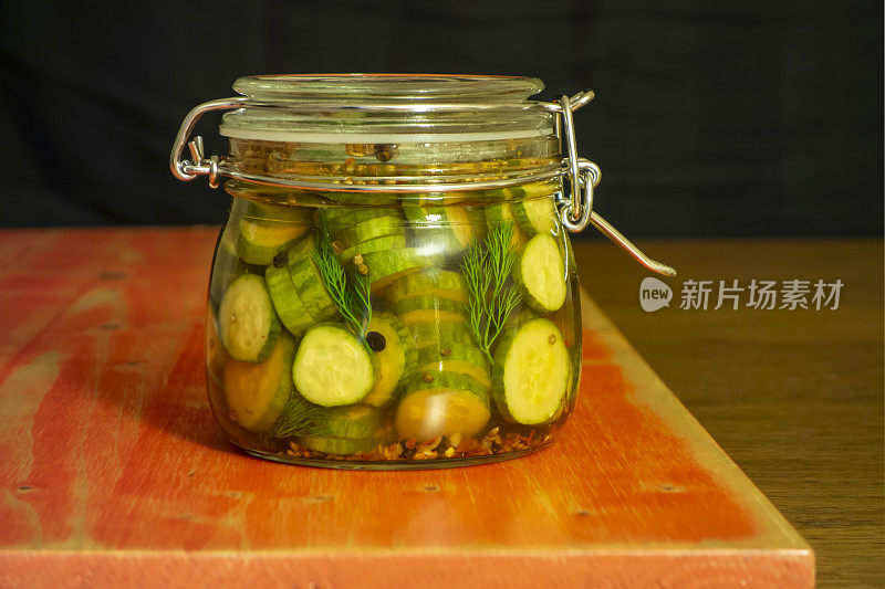 在玻璃罐里腌制自制黄瓜