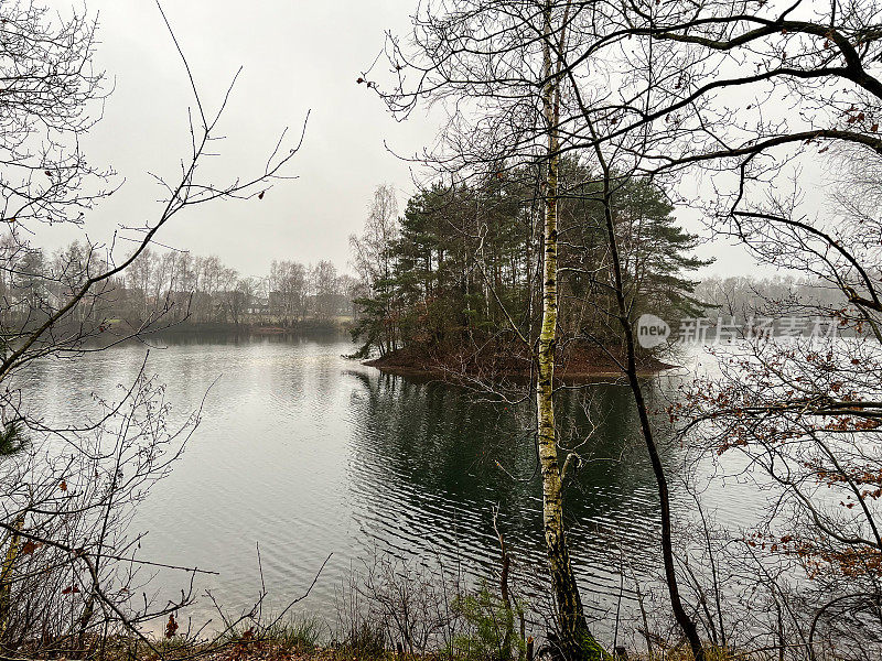 冬天的湖在雨天。