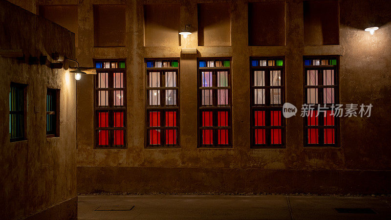在一个古老的集市建筑的彩色窗户，拍摄于夜间