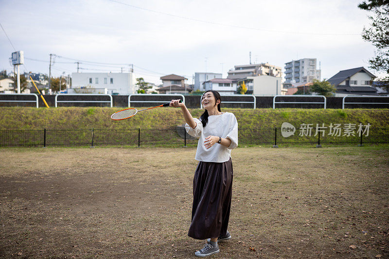 女子在公园里打羽毛球