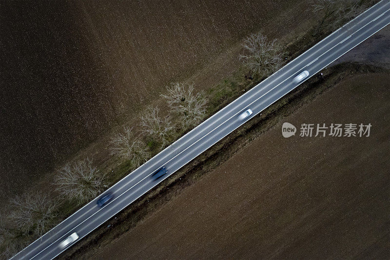 穿过田野的道路-动态模糊的汽车-鸟瞰图