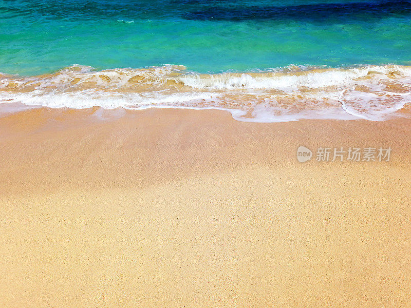 蓝绿色的海浪在热带海滩的白色沙滩上。蔚蓝的海浪和法属西印度群岛的沙质。墙纸。柔和的蓝色海浪拍打在干净的沙滩上。