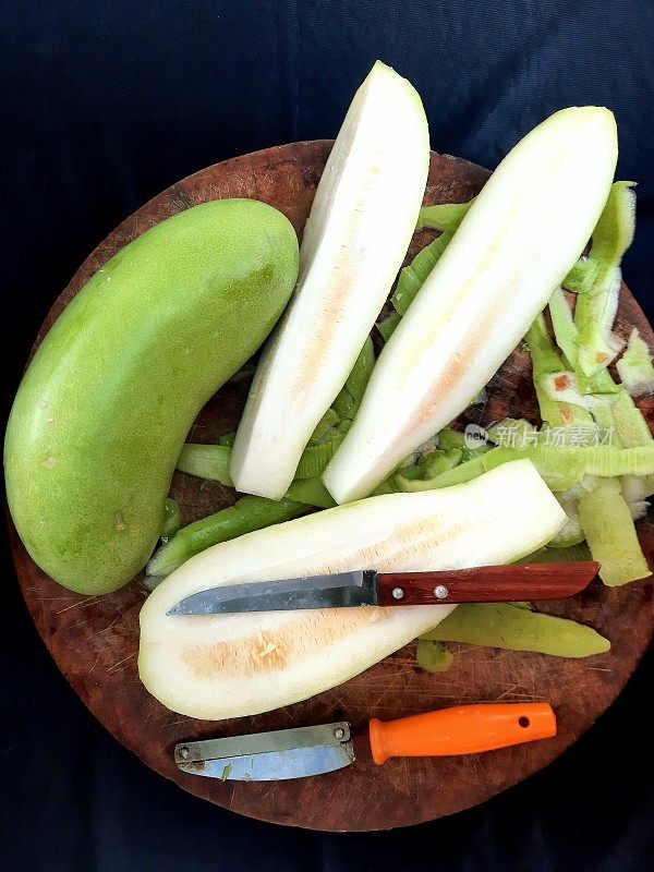 切菜板上的葫芦皮蔬菜-食物准备。