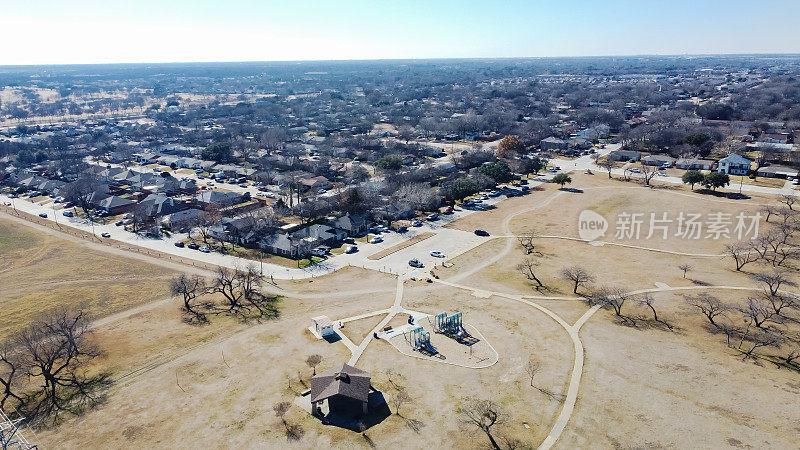 俯瞰郊区公园与亭和游乐场附近的住宅区达拉斯市中心，得克萨斯州，美国