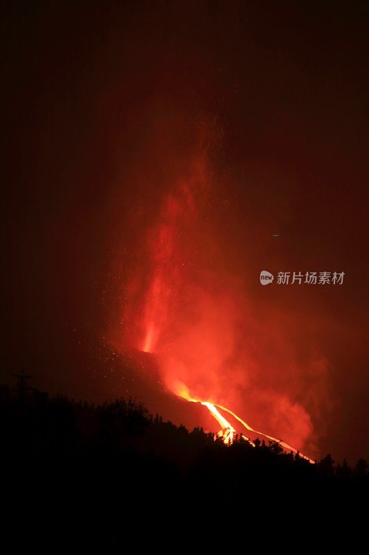 康伯维哈火山爆发。火山锥和火山弹飞向黎明山。