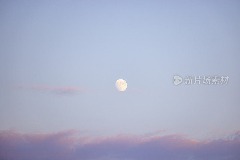 多云的天空，景观和月亮在下午