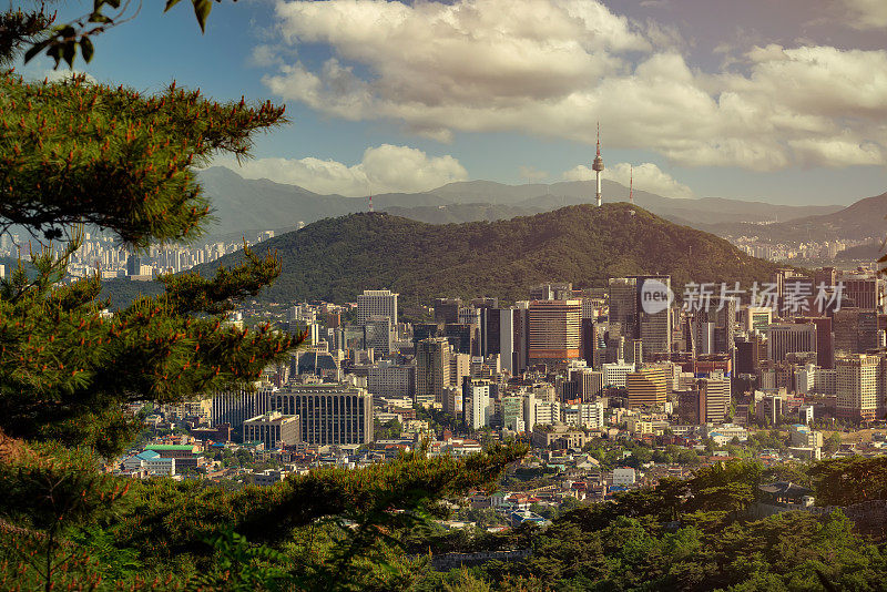 美丽的城市景观首尔市中心和南山首尔塔日落，韩国首尔。