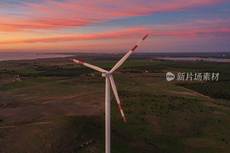 风力涡轮机在一个乡村场景，葡萄牙，阿连特霍。它是一种清洁的燃料来源。风能不像依靠燃烧煤炭或天然气等化石燃料的发电厂那样污染空气。