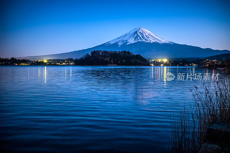 日本川口湖上的富士山夜景
