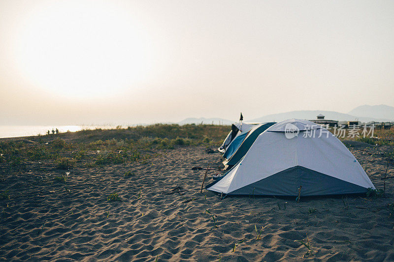 海滩上搭起的帐篷