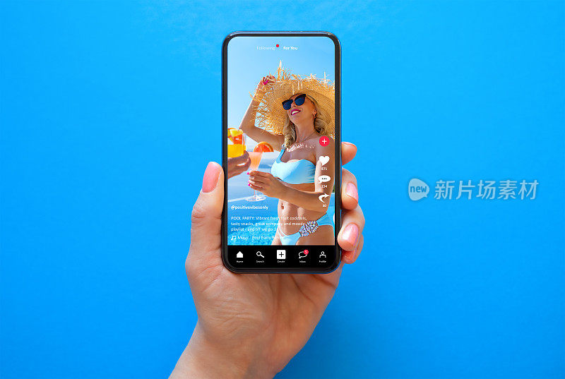 手机在蓝色背景与分享视频样本社交媒体应用程序