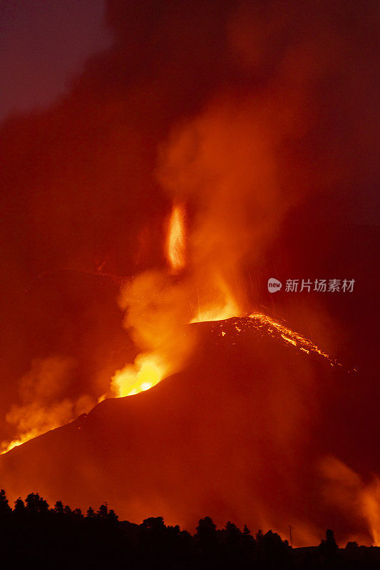 康伯维哈火山爆发。火山锥和火山弹飞向黎明山。