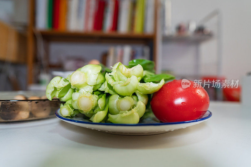 洗过的西红柿和生菜放在盘子里