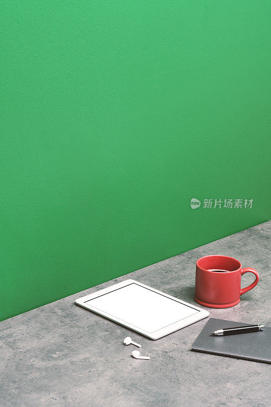数字平板样机，模板在混凝土桌面上与绿色背景