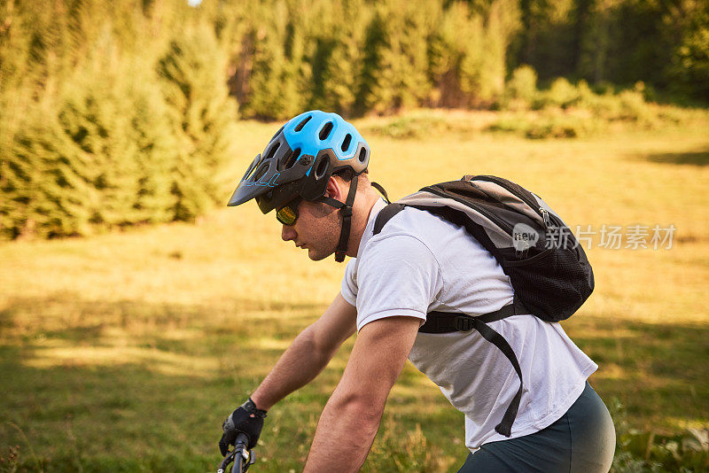 一个骑自行车的人骑在极端和危险的森林道路。有选择性的重点