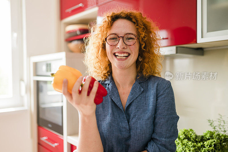 厨房里的姜黄色年轻女人的画像