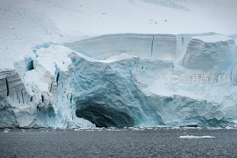 冰洞破坏了冰川的边缘，导致它在南极洲小牛