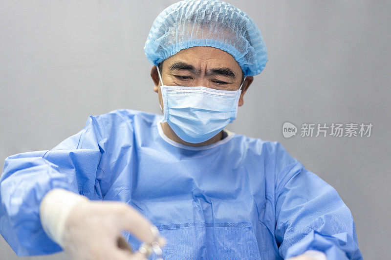 一位亚洲男性外科医生正在做手术