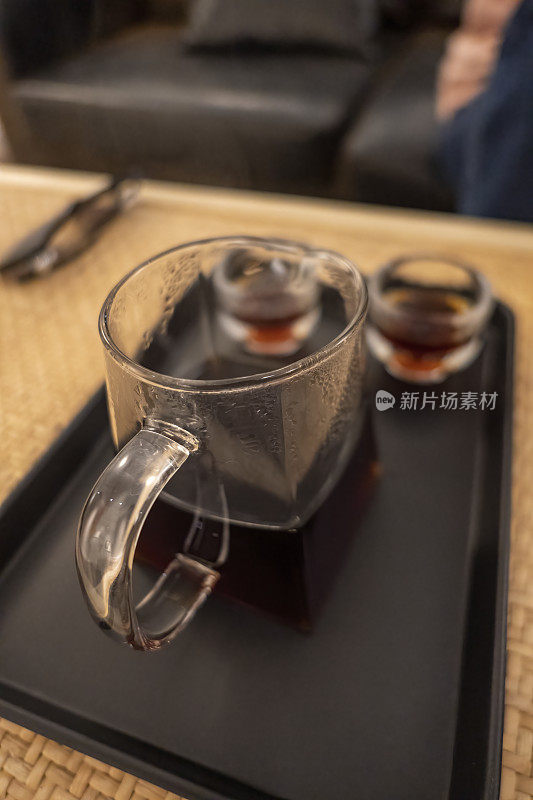 方形咖啡壶和咖啡杯