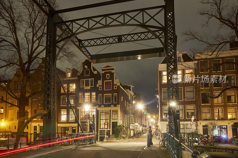 阿姆斯特丹Brouwersgracht运河桥在晚上