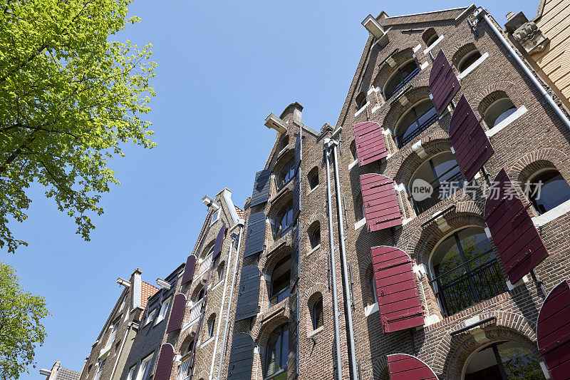 带有木制百叶窗的阿姆斯特丹运河房屋，Brouwersgracht