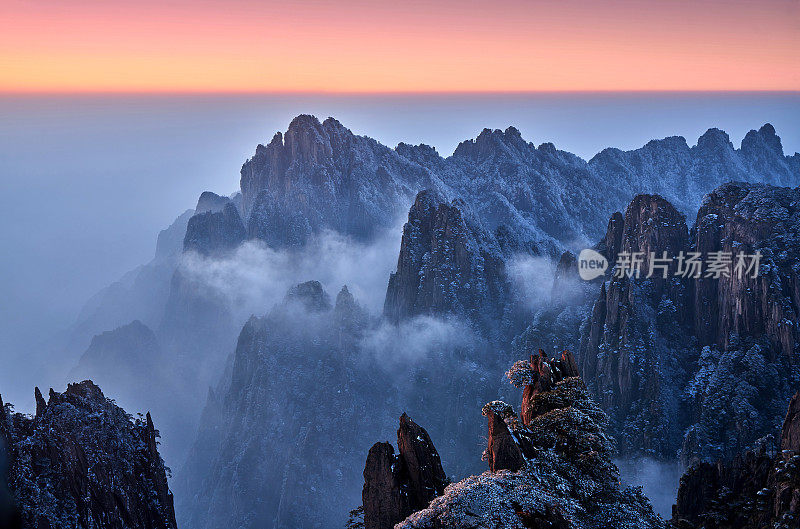 日出时黄山鸟瞰图