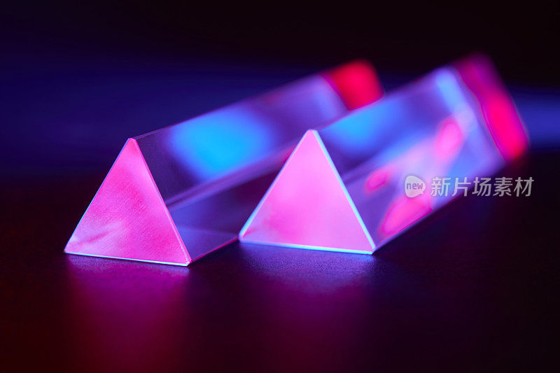 三角形玻璃与红色和蓝色光谱抽象背景