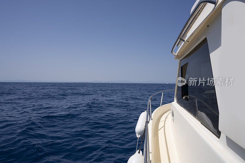 游艇航行在碧海蓝天，夏日度假天堂