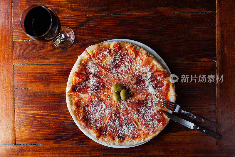 美味的意大利火腿披萨和葡萄酒