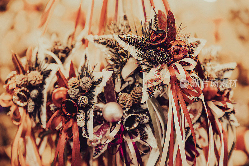 圣诞家居装饰-市场摊位上的星星花环、小饰物、缎带和松果