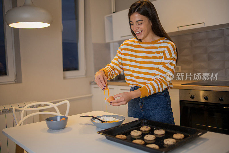 年轻女子在做饼干