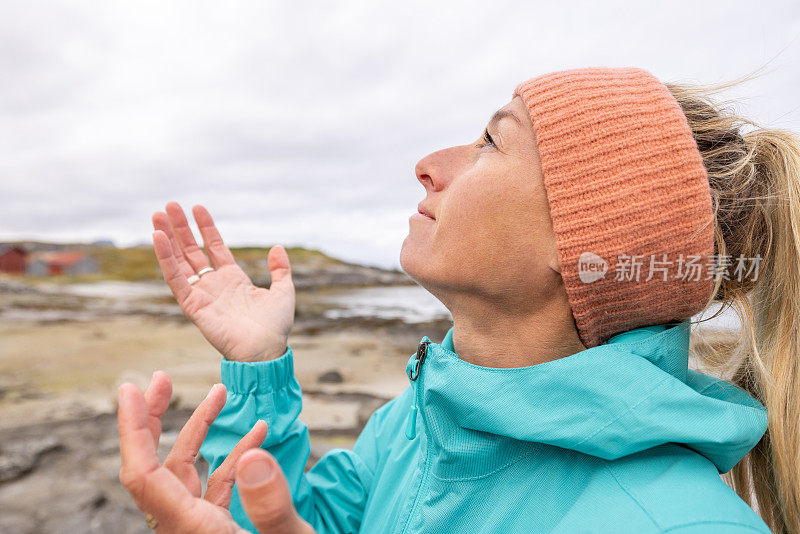 年轻女子在海滩边享受大自然，在海岸线上独处